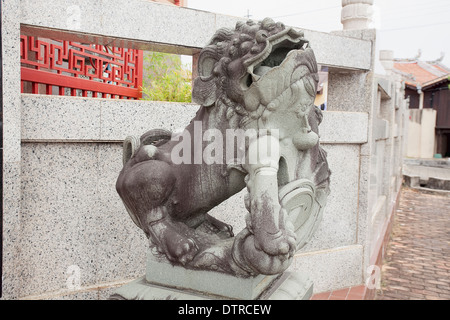 Chinese Foo Dog Steinskulptur außerhalb der Göttin der Barmherzigkeit Tempel in Malacca Malaysia Stockfoto