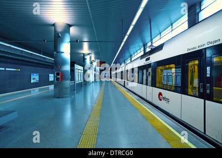 Trainieren Sie am Flughafenbahnhof in Valencia. Stockfoto