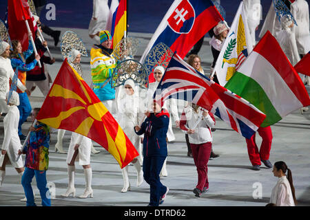 Sotschi, Krasnodar Krai, Rußland. 23. Februar 2014. Lizzy YARNOLD führt die GB-Flagge während der Abschlusszeremonie am Fisht Olympiastadion, Coastal Cluster - XXII Olympische Winter-Spiele-Credit: Action Plus Sport/Alamy Live News Stockfoto