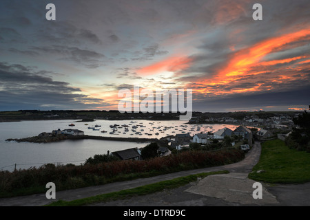 Dämmerung über den Hafen und Hugh Town aus der Garnison, St Mary's, Scilly-Inseln Stockfoto