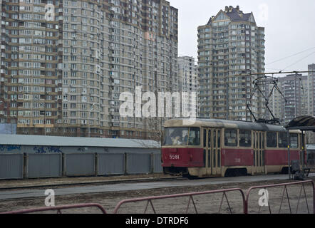 Kiew, Ukraine. 20. Februar 2014. Eine Straßenbahn hält an einer Station in Kiew, Ukraine, 20. Februar 2014. Foto: Tim Brakenmeier/Dpa/Alamy Live News Stockfoto