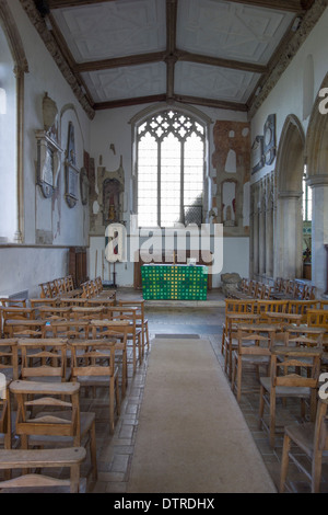 Innenraum der Kirche: die einfache Bestuhlung und Str. Marys Kirche in Kersey, Suffolk, England. Stockfoto