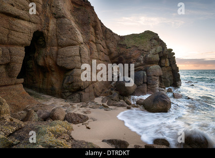 Meeresgrotten Porthgwarra Cove Stockfoto