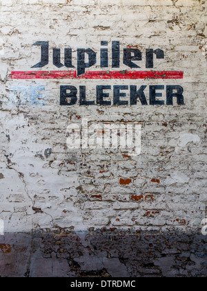 Anzeige für das Belgische Jupiler Bleeker Bier auf eine bemalte distressed Mauer in Brügge Stockfoto