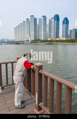 Suyoung Fluss, mit Centum Stadt Wohnblöcke. Pusan, Südkorea Stockfoto