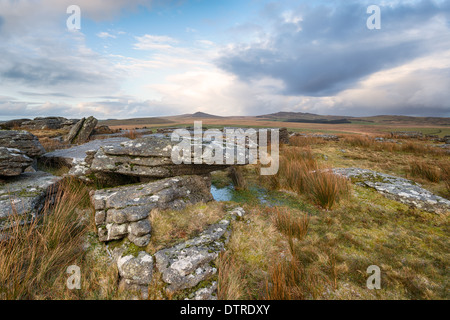 Wilde Landschaft von Bodmin Moor in Cornwall mit Blick auf die Gipfel des groben Tor und Brown Willy Stockfoto