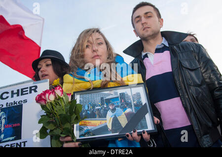 London, UK. 23. Februar 2014. Hunderte von Ukrainer bildeten eine Menschenkette auf Westminster Bridge, die Entfernung von der Macht des Regimes Janukowitsch zu feiern und zu trauern, die Noten während der Kiew-Aufstand in der vergangenen Woche getötet. Bildnachweis: Paul Davey/Alamy Live-Nachrichten Stockfoto