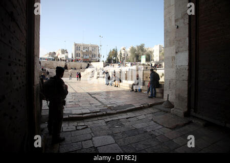 Jerusalem, Jerusalem, Palästina. 23. Februar 2014. Israelische Polizei Offizier steht Wache vor Damaskus-Tor in der Jerusalemer Altstadt 23. Februar 2014 © Saeed Qaq/APA Images/ZUMAPRESS.com/Alamy Live News Stockfoto