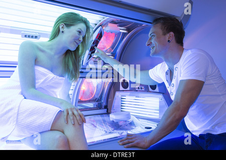 Mitarbeiter-Mitarbeiter in ein Solarium, Beratung, Kunden oder Klienten im Solarium Stockfoto