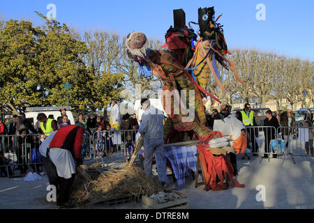 Montpellier, Frankreich, 22. Februar 2014. Occitan Karneval von Schulen Calandretas Montpellier organisiert. Durch die Straßen und das Urteil des Herrn Carnival vorgeführt. Bildnachweis: Digitalman/Alamy Live-Nachrichten Stockfoto