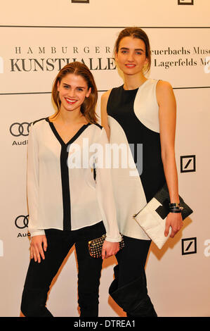 Schauspielerin Model Lisa Tomaschewsky und Sophia Gerber bei der Vernissage von Feuerbach sinnt Lagerfeld Modelle in der Hamburger Kunsthalle über Samstag, 22. Februar 2014 Stockfoto