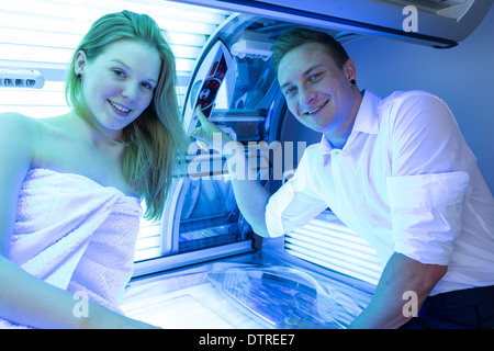 Mitarbeiter-Mitarbeiter in ein Solarium, Beratung, Kunden oder Klienten im Solarium Stockfoto