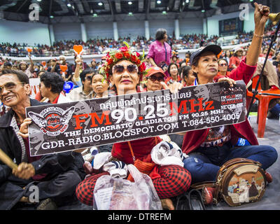Nakhon Ratchasima, Thailand. 23. Februar 2014. Red Shirt Fans anhören ihrer Führung während eines Treffens der Red Shirt in Korat. Die Einheitsfront der Demokratie gegen den Diktator (UDD oder Red Shirts), die die gewählte Regierung von Yingluck Shinawatra, inszeniert unterstützt die "UDD klingende der Schlacht Trommeln '' Rallye in Nakhon Ratchasima (Korat) gegen die Anti-Regierungs-Proteste, die Bangkok seit November gegriffen haben. Rund 4.000 der UDD Regionen und Provinzen Koordinatoren zusammen mit der Organisation Kernmitglieder trafen sich in der Liptapunlop Hall in seiner Majestät Stockfoto