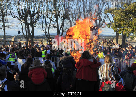 Montpellier, Frankreich, 22. Februar 2014. Occitan Karneval von Schulen Calandretas Montpellier organisiert. Durch die Straßen und das Urteil des Herrn Carnival vorgeführt. Bildnachweis: Digitalman/Alamy Live-Nachrichten Stockfoto