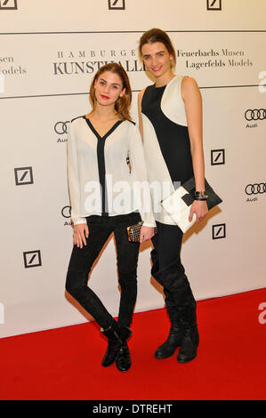 Schauspielerin Model Lisa Tomaschewsky und Sophia Gerber bei der Vernissage von Feuerbach sinnt Lagerfeld Modelle in der Hamburger Kunsthalle über Samstag, 22. Februar 2014 Stockfoto