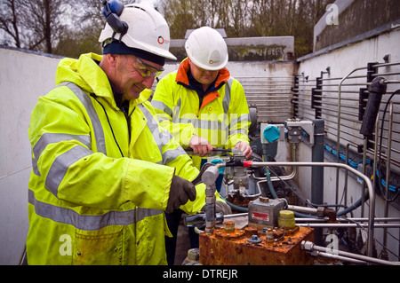 Gas-Ingenieure, die Durchführung von Wartungsarbeiten arbeitest du für ein Gas Pumpstation in Süd-Wales, UK Stockfoto