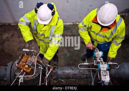 Gas-Ingenieure, die Durchführung von Wartungsarbeiten arbeitest du für ein Gas Pumpstation in Süd-Wales, UK Stockfoto