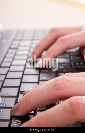 Händen der Geschäftsfrau Tippen auf Laptoptastatur mit Nagellack Stockfoto