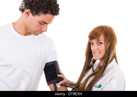 Krankenschwester oder Arzt misst den Blutdruck eines Patienten Stockfoto