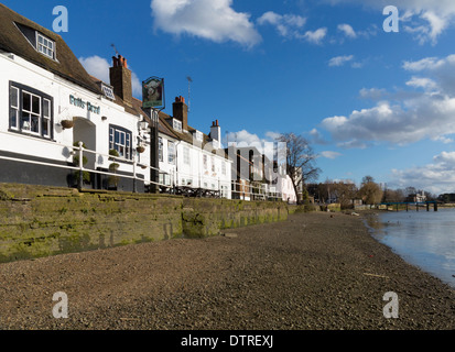 Die Bulls Head Pub befindet sich in einer Lage am Strand auf dem Grün, Chiswick, West London am Fluss Stockfoto