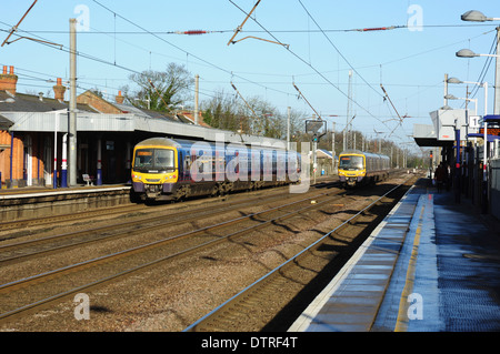 EMU Klasse 365 Nr. 365505 am Bahnsteig 2 von Hitchin Bahnhof mit Zug nach Cambridge. Nr. 365507 nähert sich in Richtung Süden Stockfoto