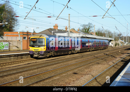 EMU Klasse 365 Nr. 365505 am Bahnsteig 2 von Hitchin Bahnhof mit Zug nach Cambridge Stockfoto
