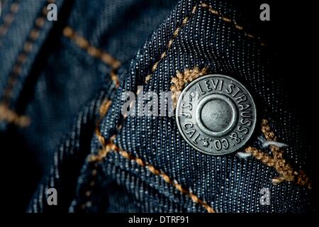 Eine Schaltfläche "lesen"Levi Strauss & Co - SF Cal"auf ein paar Jeans von Levi Strauss & Co in München, 23. Februar 2014". Foto: Sven Hoppe Stockfoto