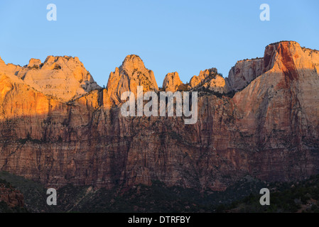 Sonnenaufgang über den Türmen der Jungfrau, Zion Nationalpark, Utah, USA Stockfoto