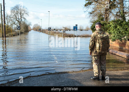 Burrowbridge, UK. 22. Februar 2014. Ein Armee-Kommando beobachtet die Überschwemmungen am Burrowbridge auf den Somerset Levels, 22. Februar 2014. Ein Team von gut ausgebildeten Soldaten ausgearbeitet Transport Versorgung mit Erdöl und mechanische Teile zu Saltmoor Pumping Station wo Wasser aus Northmoor in den Gezeiten-Fluß Parrett zu entlasten, das überschwemmte Gebiet gepumpt wird. Das sind die schlimmsten Überschwemmungen auf der Somerset Levels in lebendige Geschichte. Stockfoto