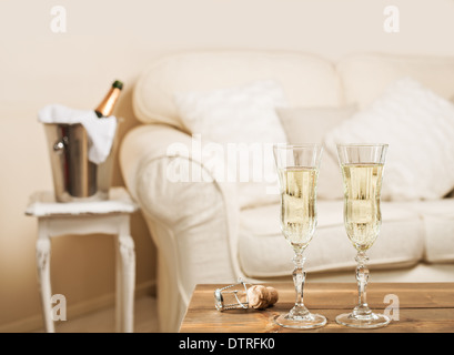 Champagner für zwei Personen im Wohnzimmer mit Eisbehälter im Hintergrund Stockfoto