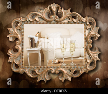 Champagner für zwei Personen im antiken vergoldeten Rahmen an der Wand hängen Stockfoto