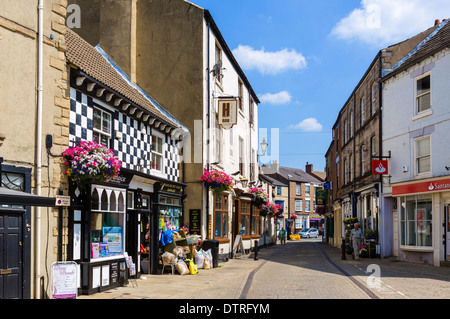 Geschäfte auf der Silver Street im historischen Zentrum, Knaresborough, North Yorkshire, England, UK Stockfoto