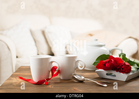 Teetassen mit Rosen zum Valentinstag Stockfoto