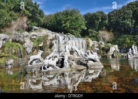 Atteone und Diana Brunnen Wasserfälle Wasser Gärten des königlichen Palast von Caserta, Italien Stockfoto