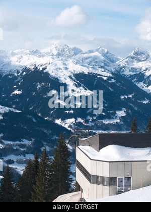 Einen langen Blick auf das Skigebiet Schruns Tschagguns in Voralberg Österreich genommen vom Montafon Hochjoch Ski area Stockfoto