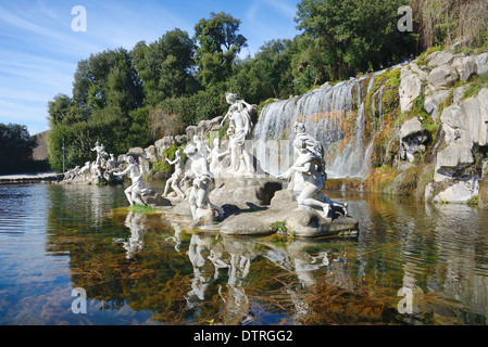 Atteone und Diana Brunnen Wasserfälle Wasser Gärten des königlichen Palast von Caserta, Italien Stockfoto