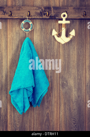 Aqua blaue Handtuch Badezimmertür mit Anker Dekoration hängen Stockfoto