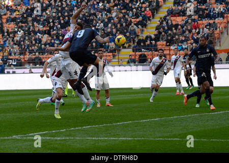 Mailand, Italien. 23. Februar 2014. Mauro Emanuel Icardi von Inter Mailand und Avelar Danilo Fernando von Cagliari in Aktion während der Serie A Spiel zwischen Inter Mailand und Cagliari im San Siro-Stadion Credit: Action Plus Sport/Alamy Live News Stockfoto