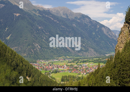 Überblick über das Dorf Umhausen und das Ötztal-Tal im Sommer im österreichischen Tirol. Stockfoto