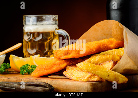 Stillleben mit Fisch und Chips Essen und ein Glas Bier Stockfoto