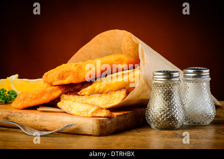 traditionellen Fish &amp; Chips Essen in Papier eingewickelt Stockfoto