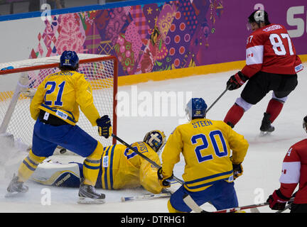 Sotschi, Russland. 23. Februar 2014. Sidney Crosby von Kanada Kerbe-Absicht auf Henrik Lundqvist von Schweden in die Mens Goldmedaille Spiel im Bolschoi Ice Dome während der Sotschi 2014 Winter Olympischen in Sotschi, Russland. © Paul Kitagaki Jr./ZUMAPRESS.com/Alamy Live-Nachrichten Stockfoto