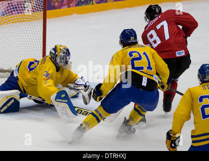 Sotschi, Russland. 23. Februar 2014. Sidney Crosby von Kanada Kerbe-Absicht auf Henrik Lundqvist von Schweden in die Mens Goldmedaille Spiel im Bolschoi Ice Dome während der Sotschi 2014 Winter Olympischen in Sotschi, Russland. © Paul Kitagaki Jr./ZUMAPRESS.com/Alamy Live-Nachrichten Stockfoto