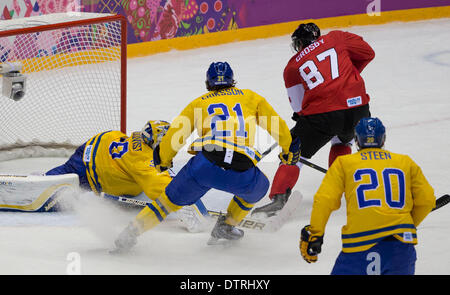 Sotschi, Russland. 23. Februar 2014. Sidney Crosby von Kanada Kerbe-Absicht auf Henrik Lundqvist von Schweden in die Mens Goldmedaille Spiel im Bolschoi Ice Dome während der Sotschi 2014 Winter Olympischen in Sotschi, Russland. © Paul Kitagaki Jr./ZUMAPRESS.com/Alamy Live-Nachrichten Stockfoto