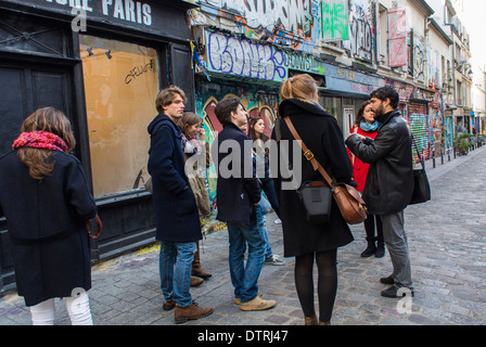 Paris, Frankreich., Teenager, die eine Tour durch das Viertel Belleville, die Straßenszene, das Pariser Viertel machen, Tour-Guide führende Gruppe Stockfoto