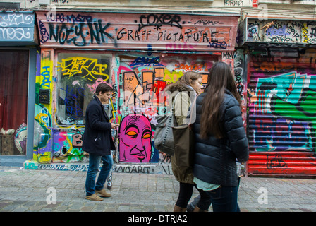 Paris, Frankreich., Touristen, die auf Französisch Wand Kunst, Schaufenster, Straßenszene, Graffiti Illustration im Stadtteil Belleville, ("Rue Denoyez") Stockfoto