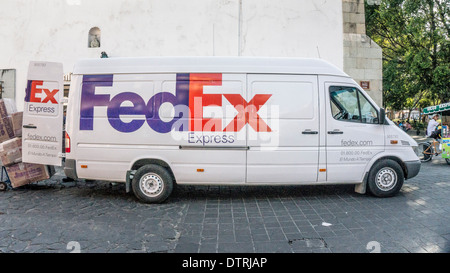 große schlanke Fedex LKW, Lieferung auf Avenida Miguel Hidalgo gepflastert mit Kopfsteinpflaster an Nordostecke des Zocalo Oaxaca Stockfoto