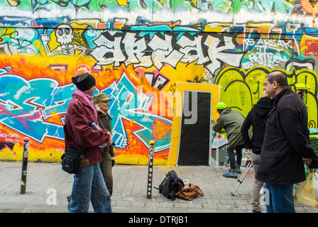 Paris, Frankreich., Menschen, die sich die französische Wandkunst, Straßenszene, Graffitti Illustration, im Belleville-Gebiet, städtische Jugendliche Stockfoto