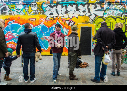 Paris, Frankreich., Gruppe Leute, die sich französische Wandkunst, Street Art, Szene, Graffitti Illustration, in Belleville ansehen Stockfoto