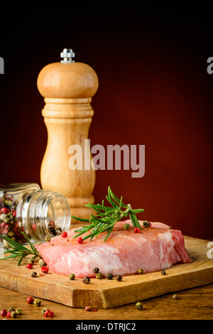 Stillleben mit rohen Steak, Kräuter und Gewürze Stockfoto